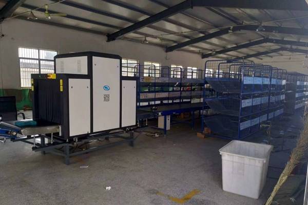 智能安檢機正在過包 