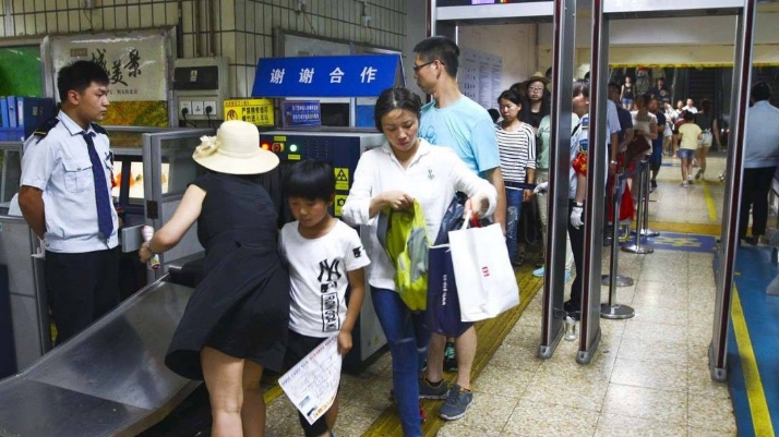 通道式x光安檢機在車站中的起到的作用