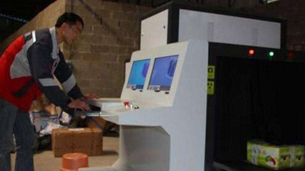 安檢機正在過包檢測