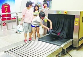 過安檢時(shí)掀開鉛簾拿取物品