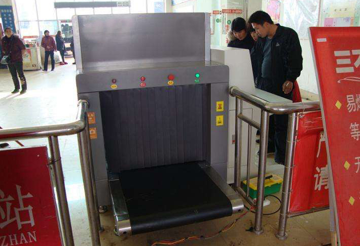 車站啟動安檢機